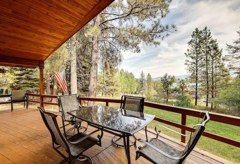 Upscale Cabin W/ Mountain Views + Large Game Room!