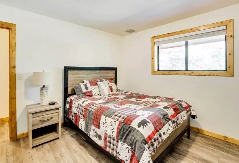 Upscale Cabin W/ Mountain Views + Large Game Room!