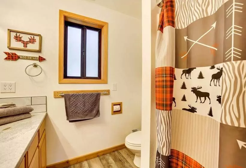 Upscale Cabin W/ Mountain Views + Large Game Room!