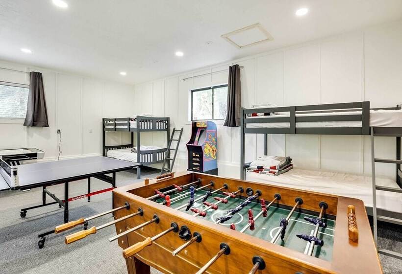 Upscale Cabin W/ Mountain Views + Large Game Room!