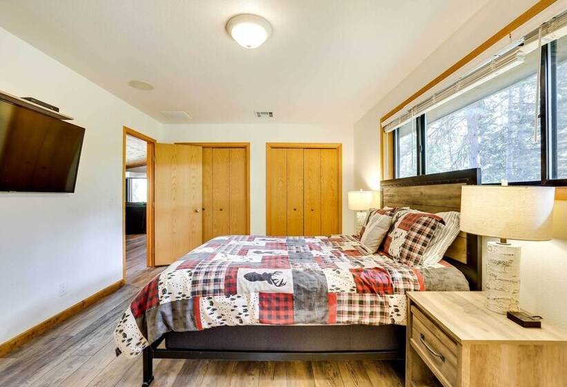 Upscale Cabin W/ Mountain Views + Large Game Room!