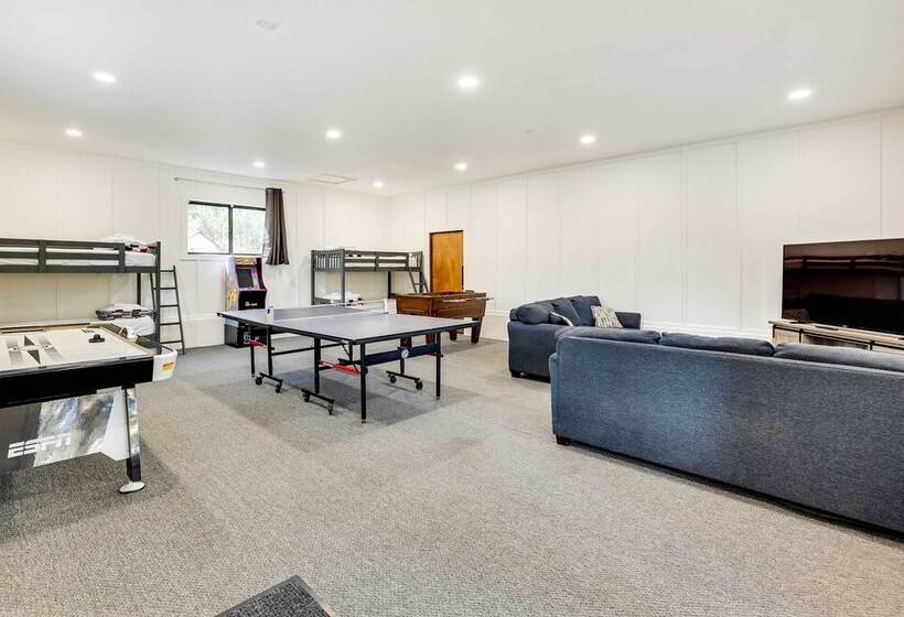 Upscale Cabin W/ Mountain Views + Large Game Room!