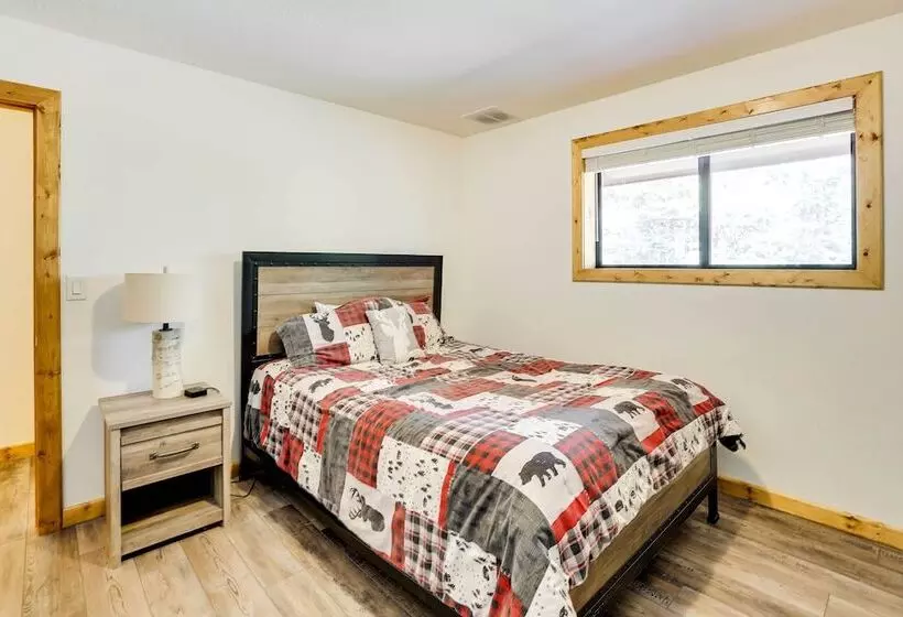 Upscale Cabin W/ Mountain Views + Large Game Room!
