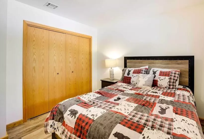 Upscale Cabin W/ Mountain Views + Large Game Room!