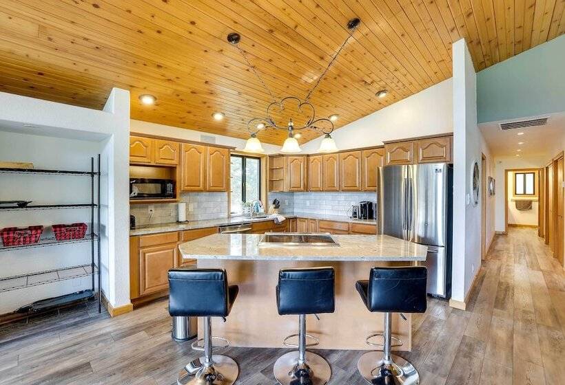 Upscale Cabin W/ Mountain Views + Large Game Room!