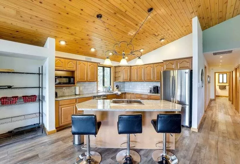 Upscale Cabin W/ Mountain Views + Large Game Room!