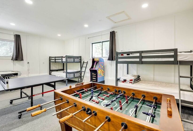 Upscale Cabin W/ Mountain Views + Large Game Room!