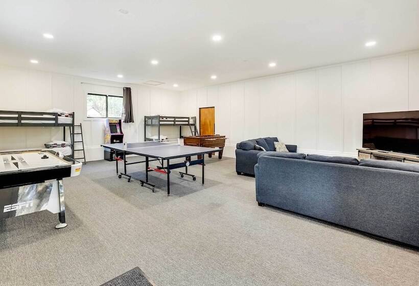 Upscale Cabin W/ Mountain Views + Large Game Room!