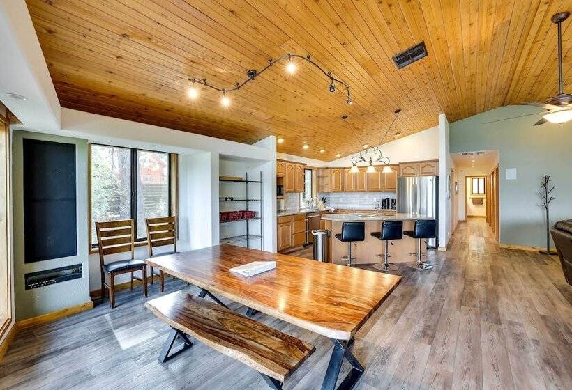 Upscale Cabin W/ Mountain Views + Large Game Room!