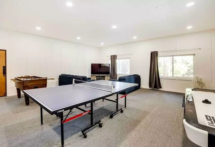 Upscale Cabin W/ Mountain Views + Large Game Room!