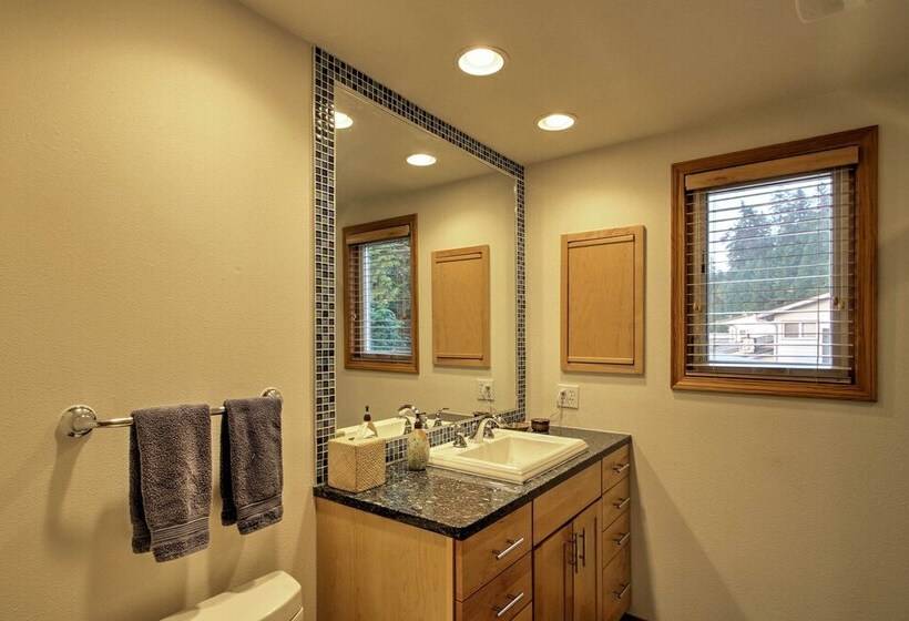 Waterfront Home On  Gold Coast  Of Hood Canal!