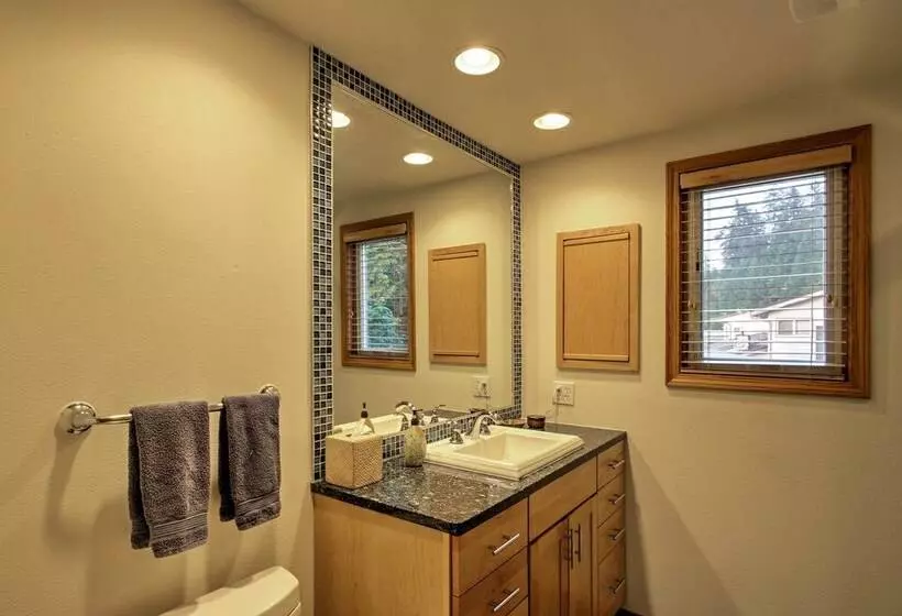 Waterfront Home On  Gold Coast  Of Hood Canal!