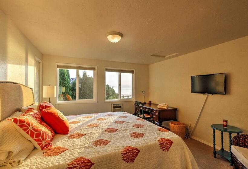 Waterfront Home On  Gold Coast  Of Hood Canal!