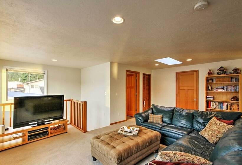 Waterfront Home On  Gold Coast  Of Hood Canal!