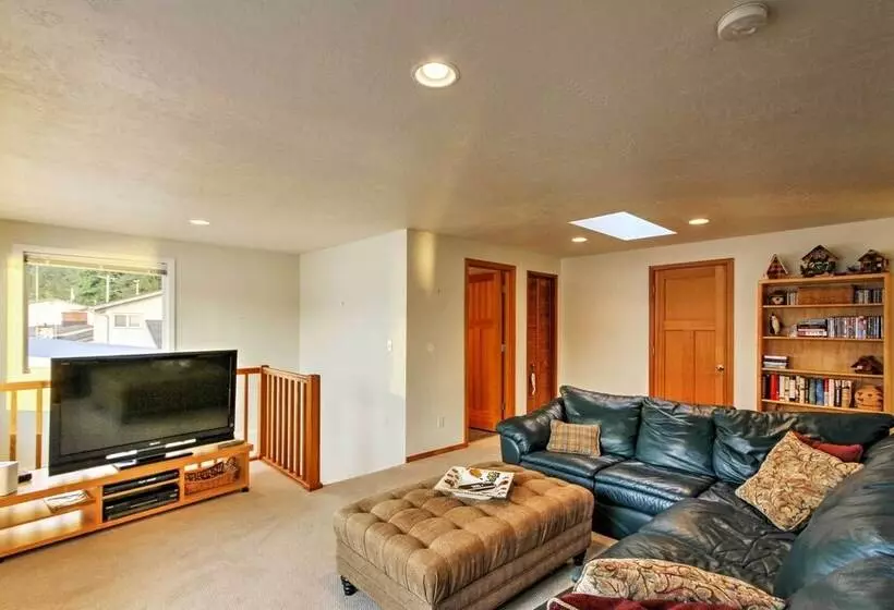 Waterfront Home On  Gold Coast  Of Hood Canal!