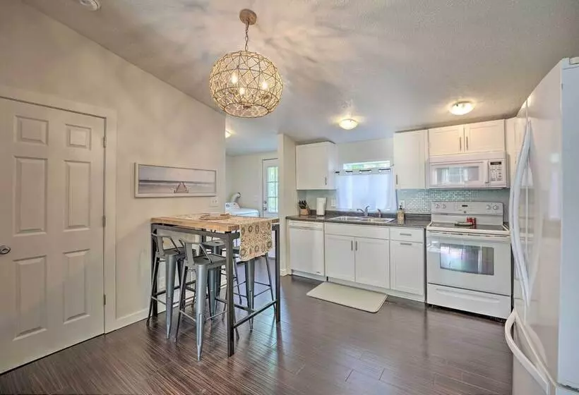 Breezy Coloma Getaway W/ Grill   1 Mi To Beaches!