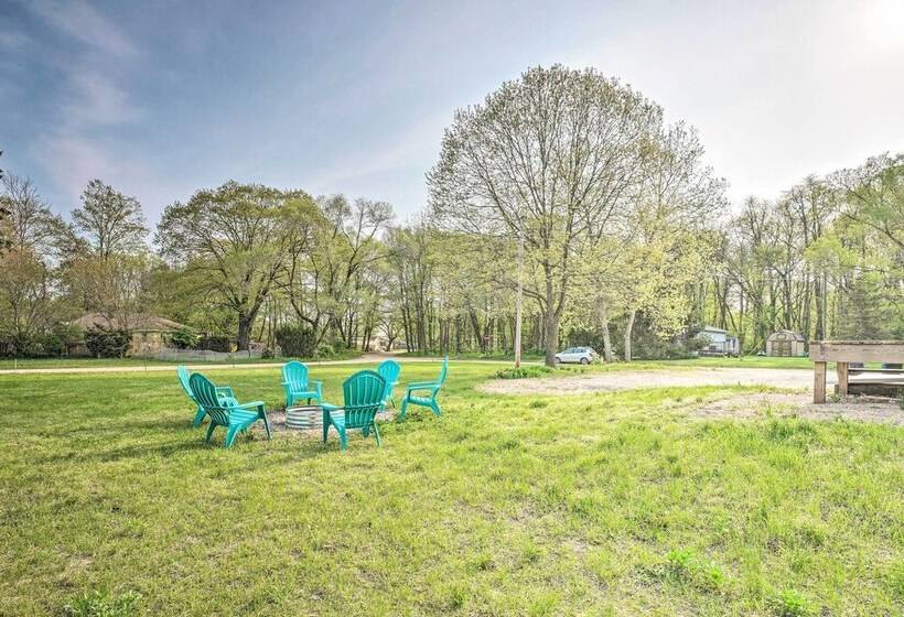 Breezy Coloma Getaway W/ Grill 1 Mi To Beaches!