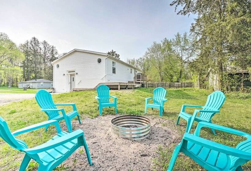 Breezy Coloma Getaway W/ Grill 1 Mi To Beaches!