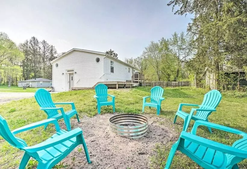 Breezy Coloma Getaway W/ Grill   1 Mi To Beaches!