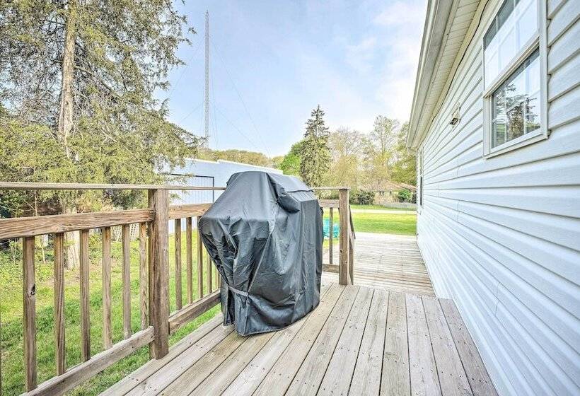 Breezy Coloma Getaway W/ Grill 1 Mi To Beaches!