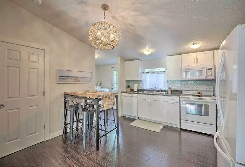 Breezy Coloma Getaway W/ Grill   1 Mi To Beaches!