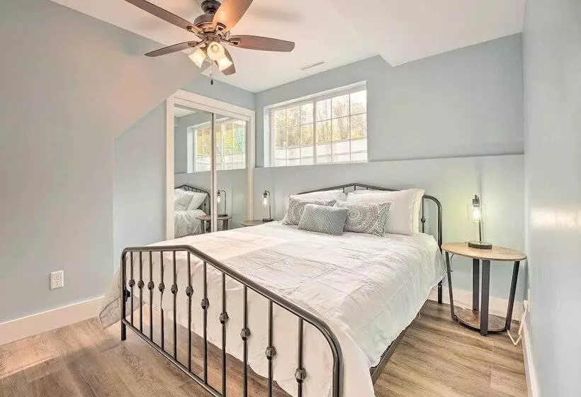 Breezy Coloma Getaway W/ Grill   1 Mi To Beaches!