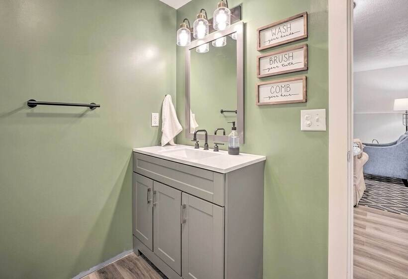 Breezy Coloma Getaway W/ Grill 1 Mi To Beaches!