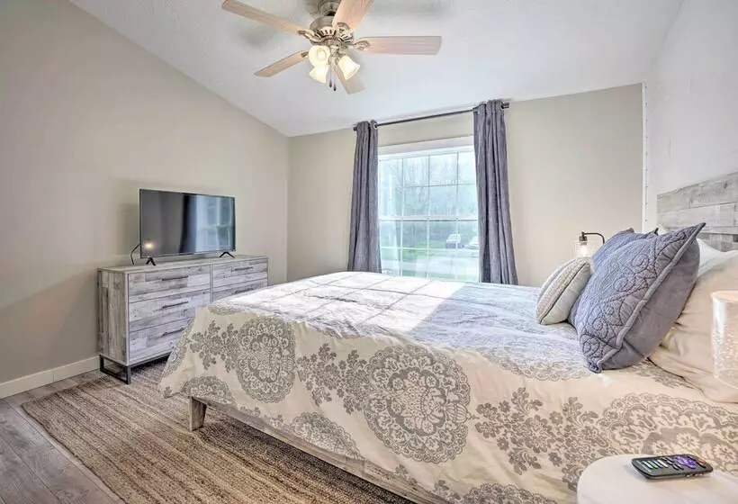 Breezy Coloma Getaway W/ Grill   1 Mi To Beaches!