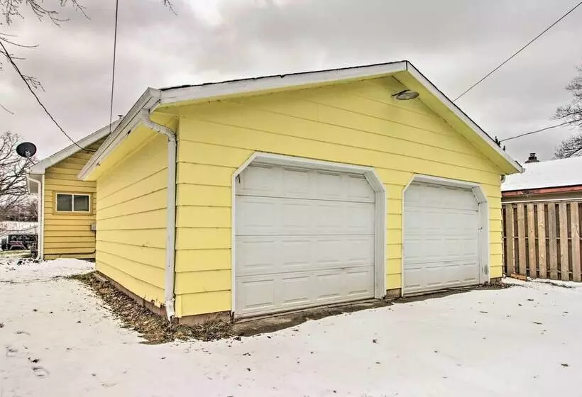 Bright Crosby Home   Walk To Main St & Beach!