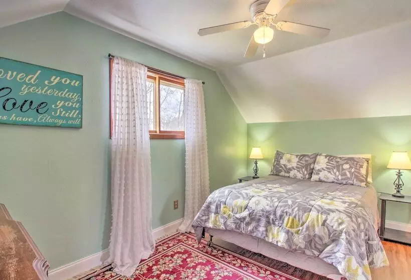 Bright Crosby Home   Walk To Main St & Beach!