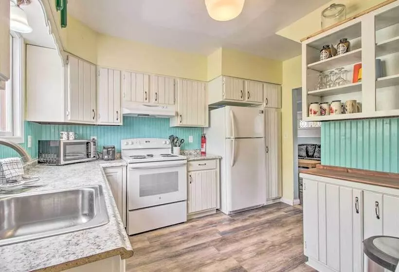 Bright Crosby Home   Walk To Main St & Beach!