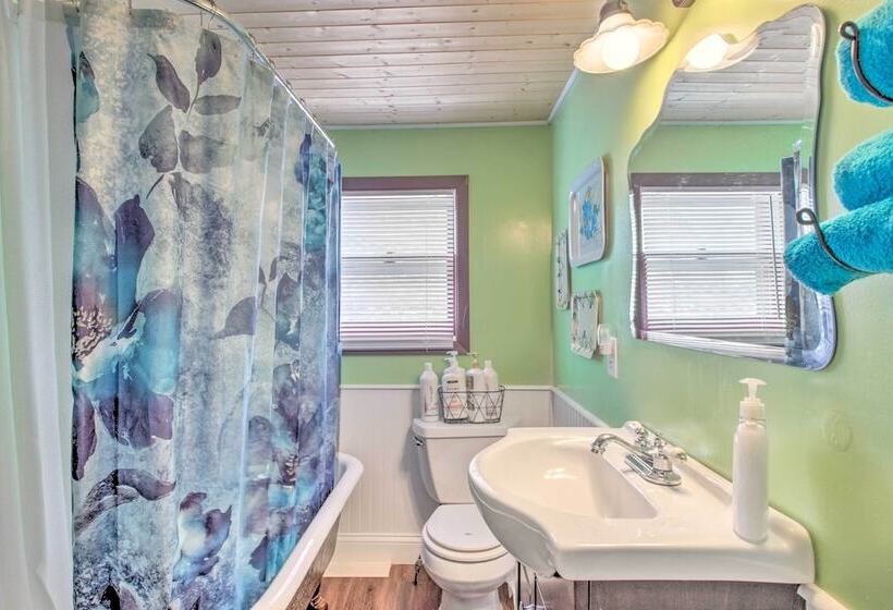 Bright Crosby Home   Walk To Main St & Beach!