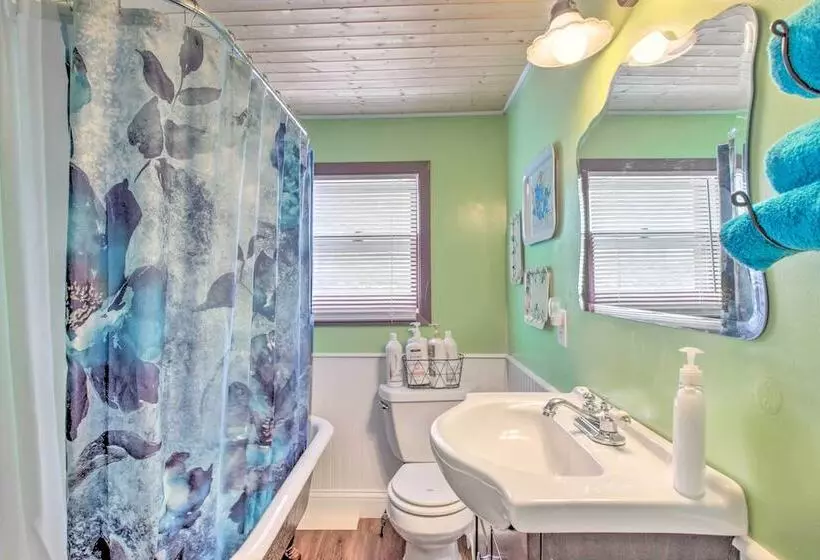Bright Crosby Home   Walk To Main St & Beach!
