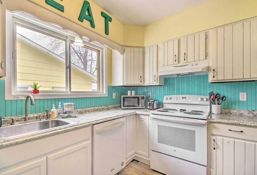 Bright Crosby Home   Walk To Main St & Beach!