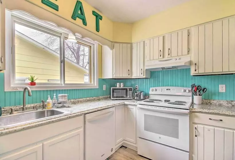 Bright Crosby Home   Walk To Main St & Beach!