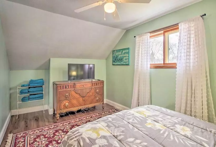 Bright Crosby Home   Walk To Main St & Beach!
