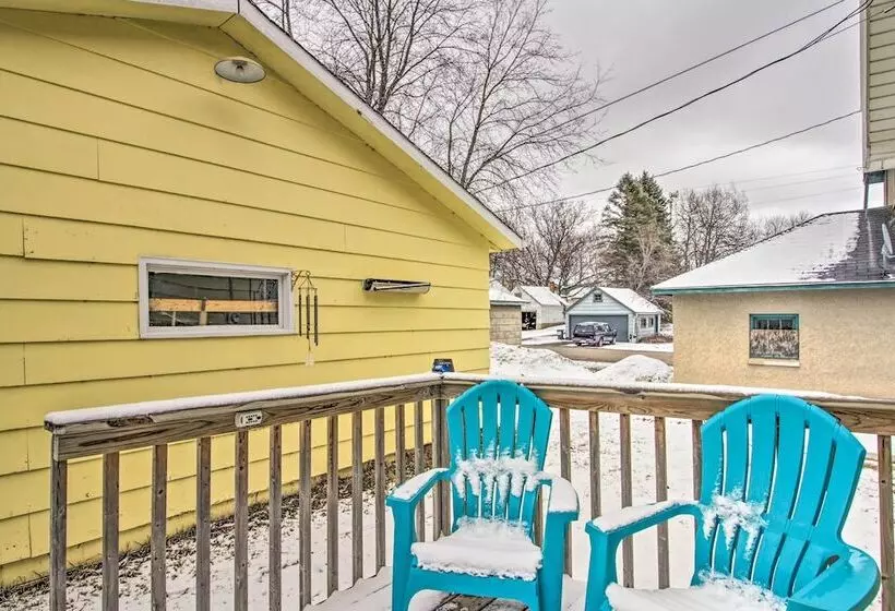 Bright Crosby Home   Walk To Main St & Beach!