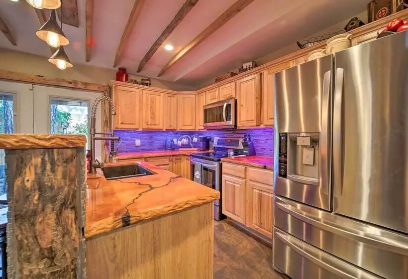 Cozy Cabin Retreat W/ Patio & Fenced Yard