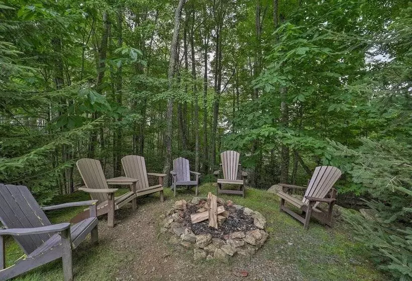 2 Decks & Fire Pit: Scenic Beech Mountain Retreat!