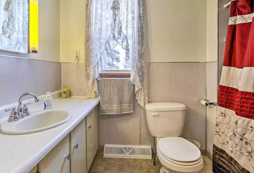 Cozy Chassell House   10 Mi To Portage Lake!