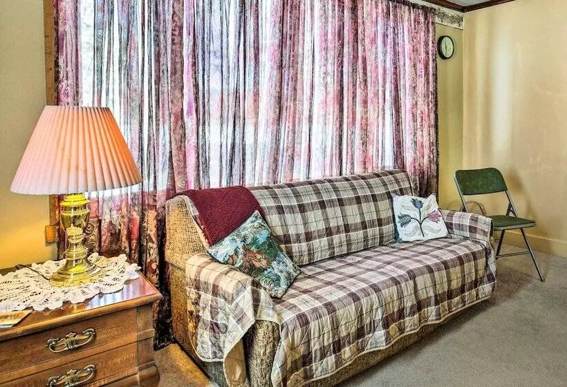 Cozy Chassell House   10 Mi To Portage Lake!