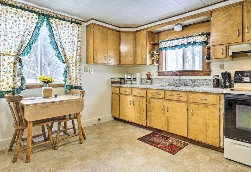 Cozy Chassell House   10 Mi To Portage Lake!