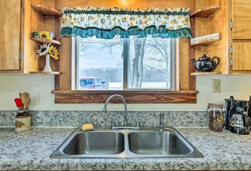 Cozy Chassell House   10 Mi To Portage Lake!