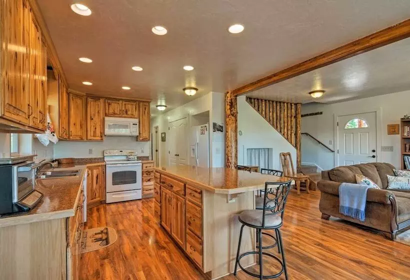 Cozy Henrieville Cabin: 18 Mi To Bryce Canyon Np!