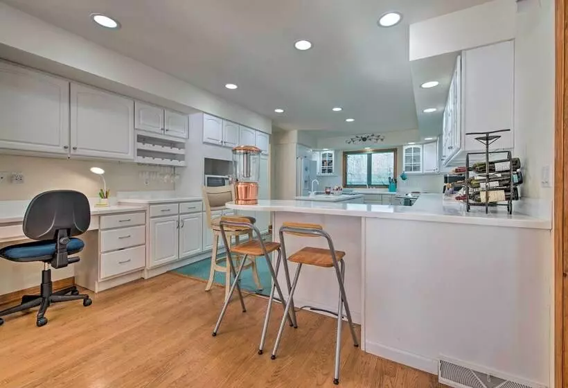 Fire Pit & Bbq: Elegant Split Rock Resort Getaway!