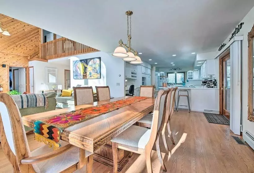 Fire Pit & Bbq: Elegant Split Rock Resort Getaway!