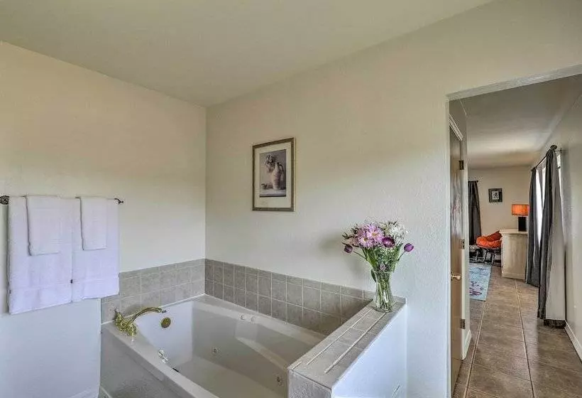 Elgin Home W/ Mountain Views ~ 3 Miles To Wineries