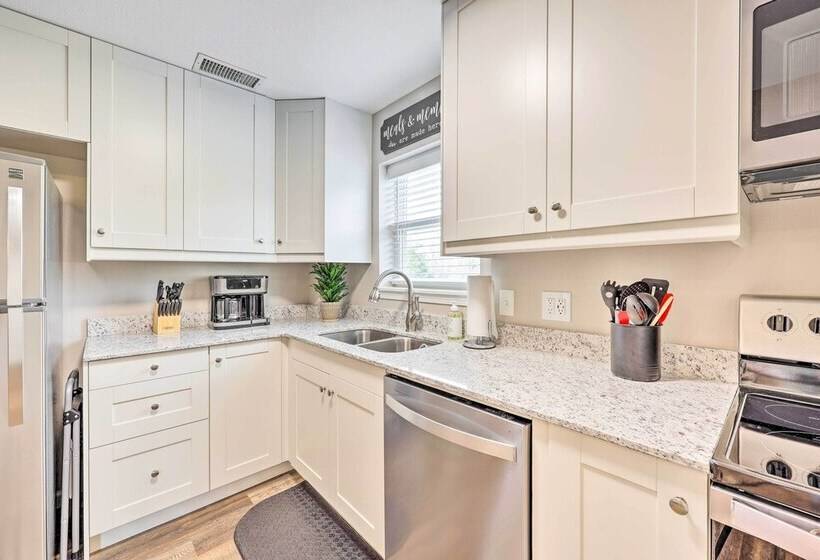 Eureka Springs Area Home W/ Porch, Grill!