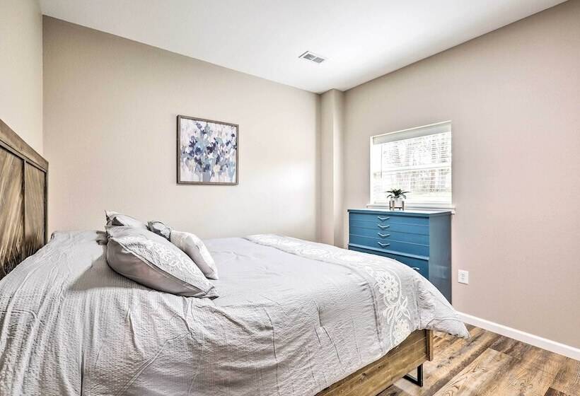 Eureka Springs Area Home W/ Porch, Grill!