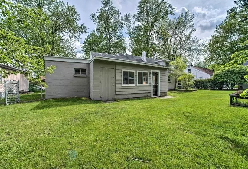 Lake Huron Cottage: Fire Pit, Steps To Beach!